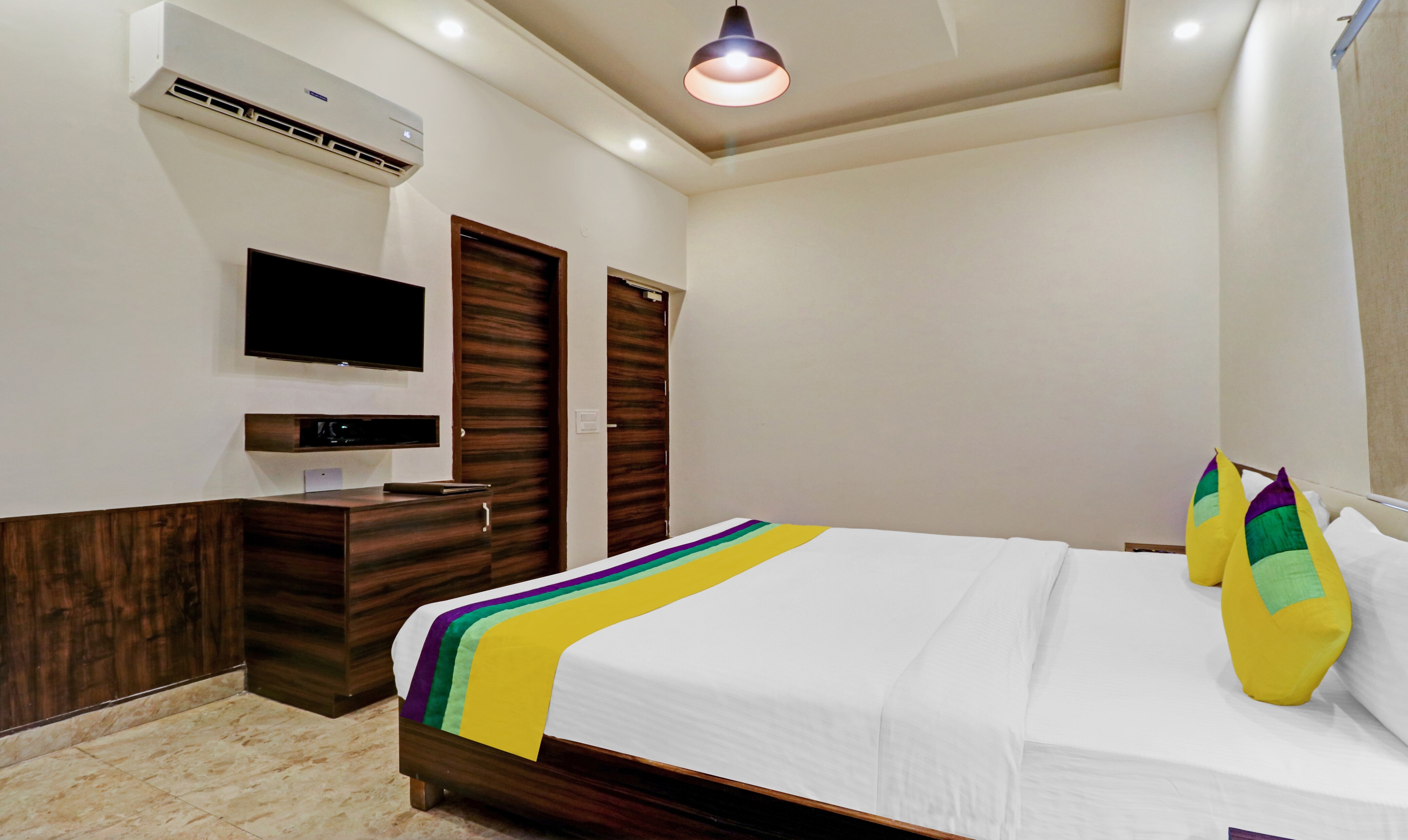 Itsy Hotels Jashan - Tap to explore photos