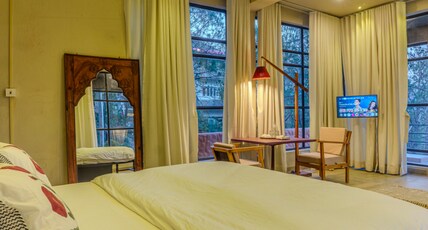 Samarpan Stays | Boutique Luxury Retreat near Bhimtal & Kainchi Dham Room Type - Golf Suite