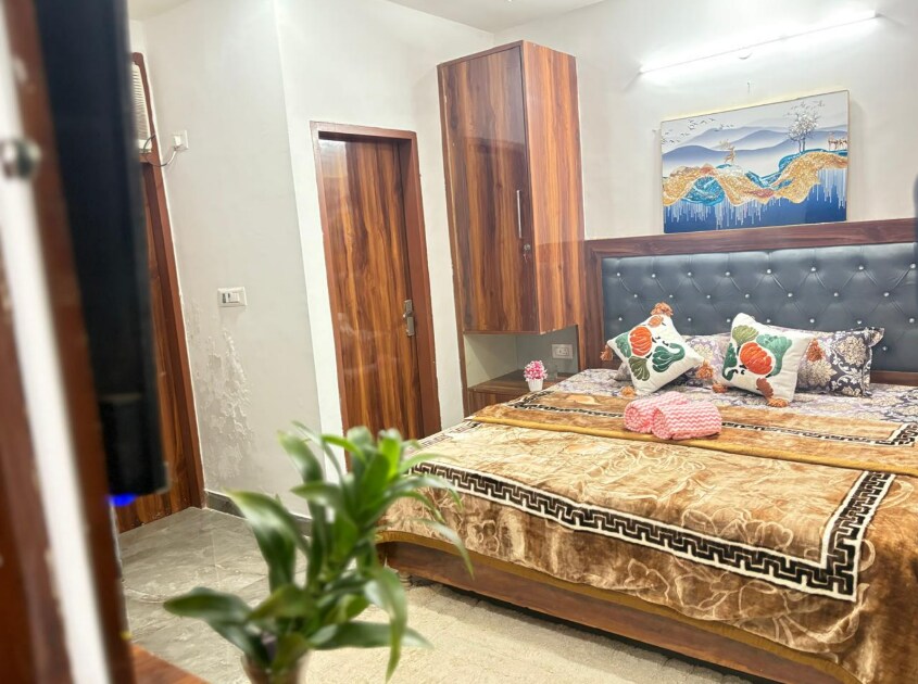 Studio 48 - Tap to explore photos