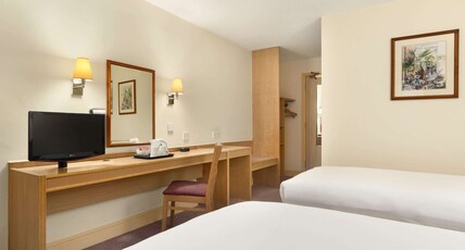Days Inn by Wyndham Sevenoaks Clacket Lane Room Type - 2 Double Beds, Non-Smoking