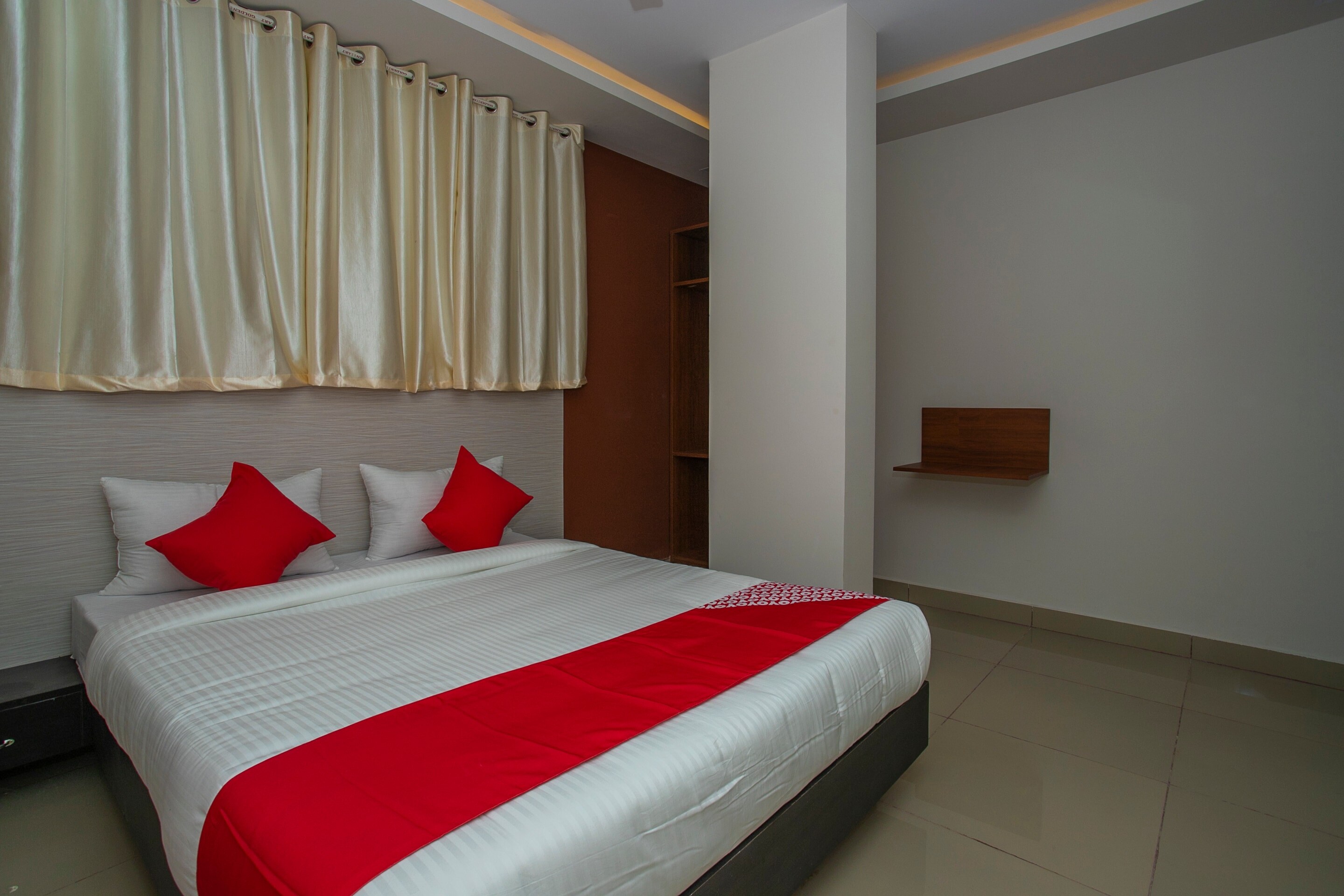 Hotel O Varcity Phi Premium Pavilion ,Above HDFC Bank ,Near Anjaneya Temple Madiwala, Hosur Main r - Tap to explore photos