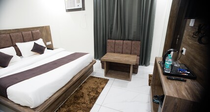 Hotel The Katra Avenue Room Type - Deluxe Double Bed AC Room