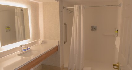 Holiday Inn Express & Suites MANASSAS Room Type - 1 King Standard Mobil Access Roll Shwr