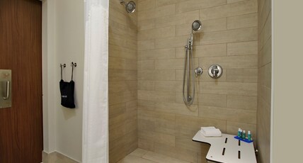 Holiday Inn Express & Suites Brookshire - Katy Freeway Room Type - 1 King Standard Mobil Access Roll Shower