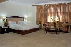 Hotel The Residency Srinagar (05 min walk to Clock Tower)