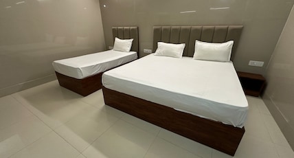 Shri Girdhar Gopal Guest House Room Type - Deluxe 3 Bed AC Room Shri Girdhar Gopal Guest House Room Type - Deluxe 3 Bed AC Room