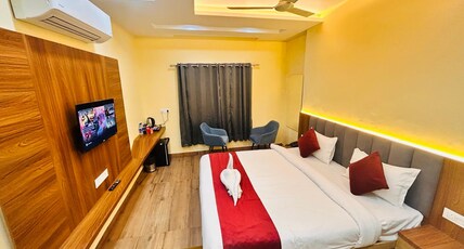 Hotel Shiv Shadhana Room Type - Deluxe Queen Bed
