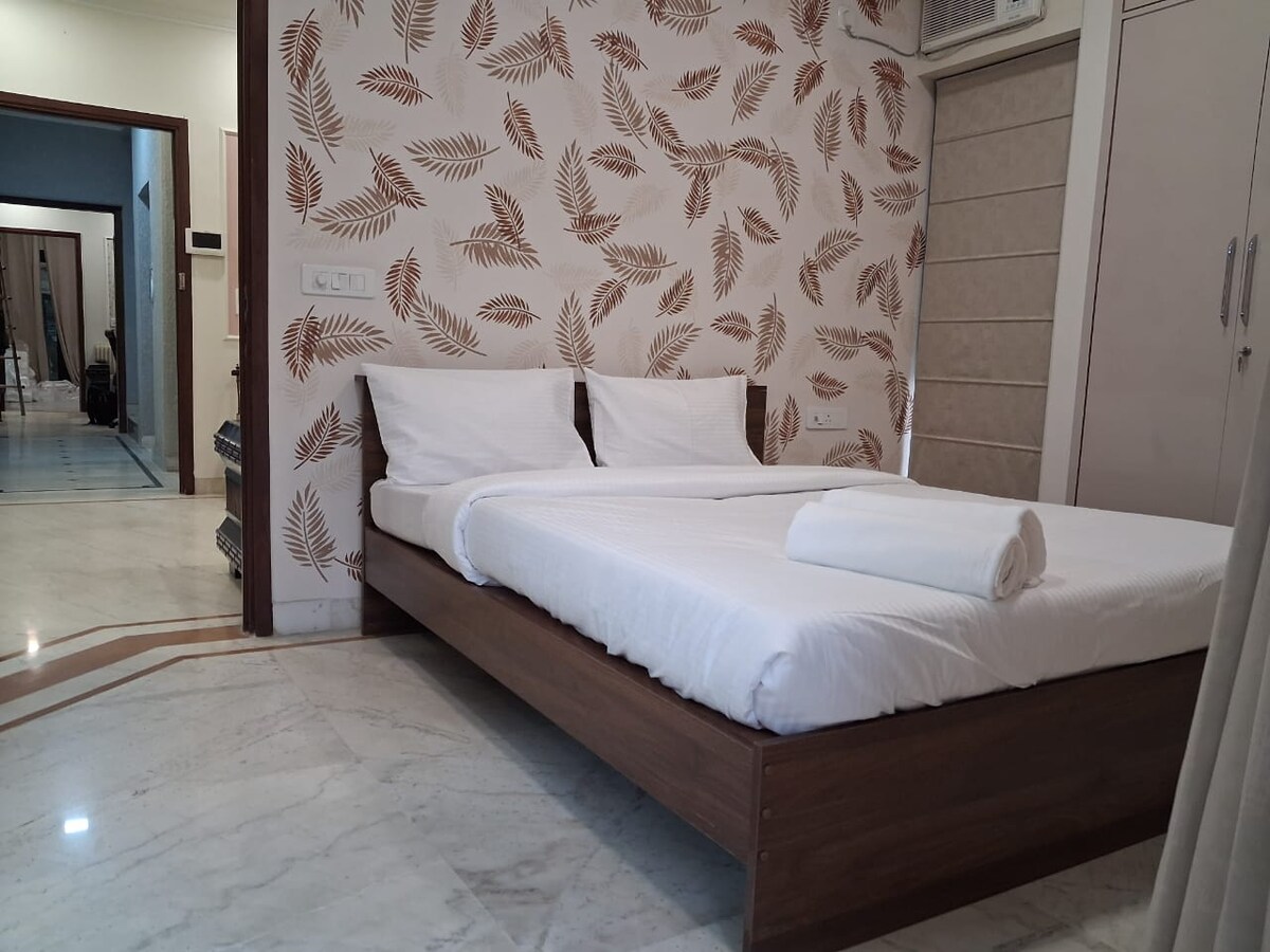 Elegant 2BHK in Green Park - Tap to explore photos