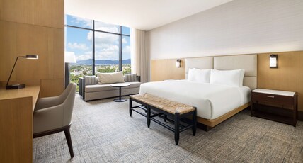Hotel Santiago, Curio Collection by Hilton Room Type - 1 KING CORNER MTN VIEW