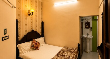Whereabout Hostel |Rooftop Restaurant at Lake Pichola| Room Type - Cozy Presidential Ensuite