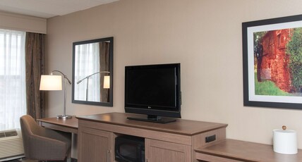 Hampton Inn Columbus/Taylorsville Room Type - 1 KING W  CHAISE NS