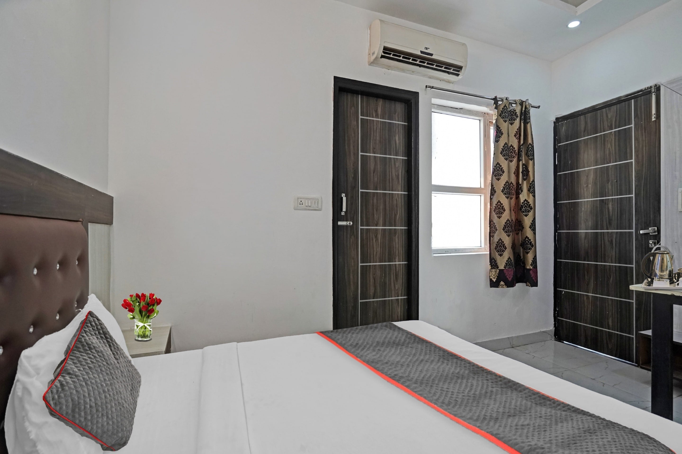 Signature Hotel Noida-62 - Tap to explore photos