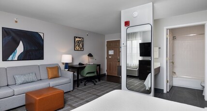 Staybridge Suites MADISON-EAST, an IHG hotel Room Type - 1 Queen Studio Suite