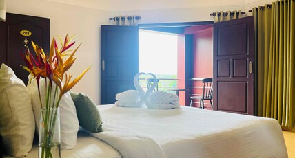 The Brook Serene Room Type - Queen Room with Lake View