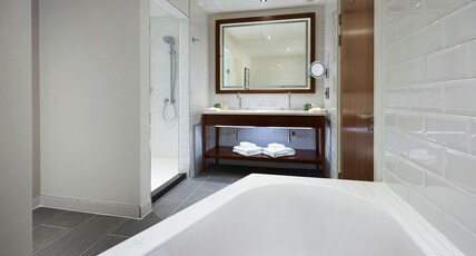 Hilton At The Ageas Bowl, Southampton Room Type - KING JUNIOR SUITE W  VIEW