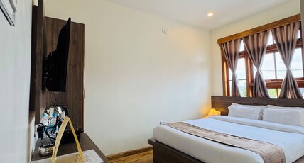 The Fratelli Guest house Room Type - DELUXE ROOM WITH QUEEN BED (201)