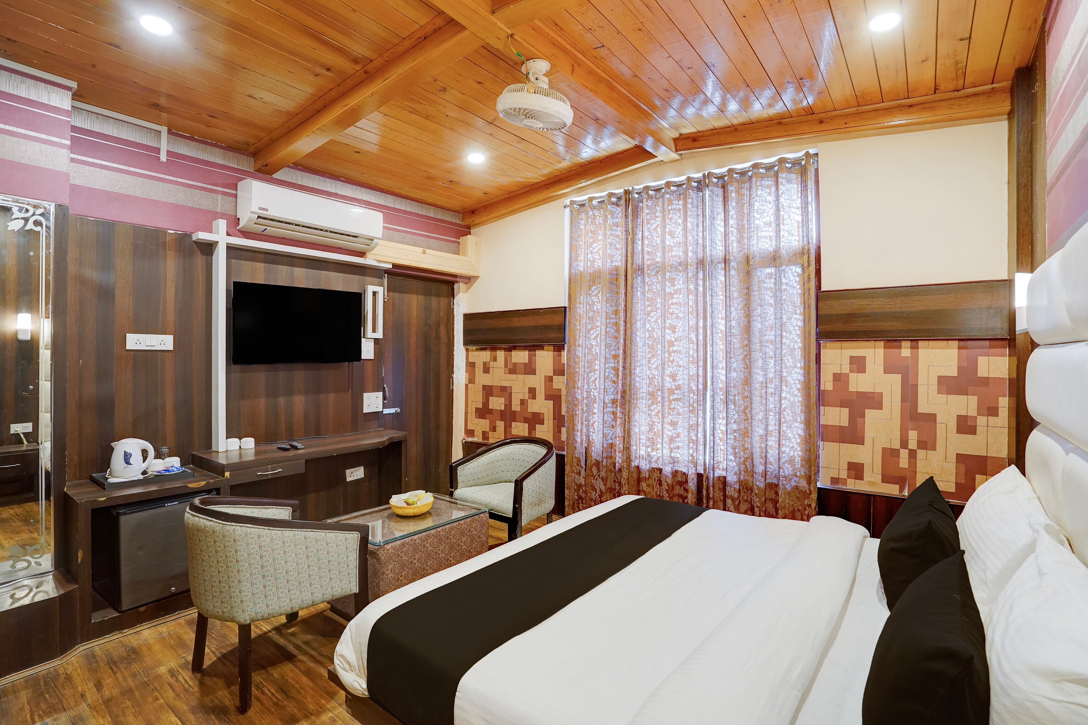 Palette Hotel Regency Valley View Pahalgam By CheckIn - Tap to explore photos