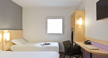 ibis budget Cannes centre ville Room Type - Triple Room with One Double Bed and One Single Bed ibis budget Cannes centre ville Room Type - Triple Room with One Double Bed and One Single Bed