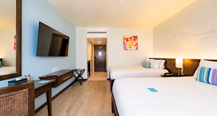 The Bayview Hotel Pattaya Room Type - Deluxe Pool View Twin Bed