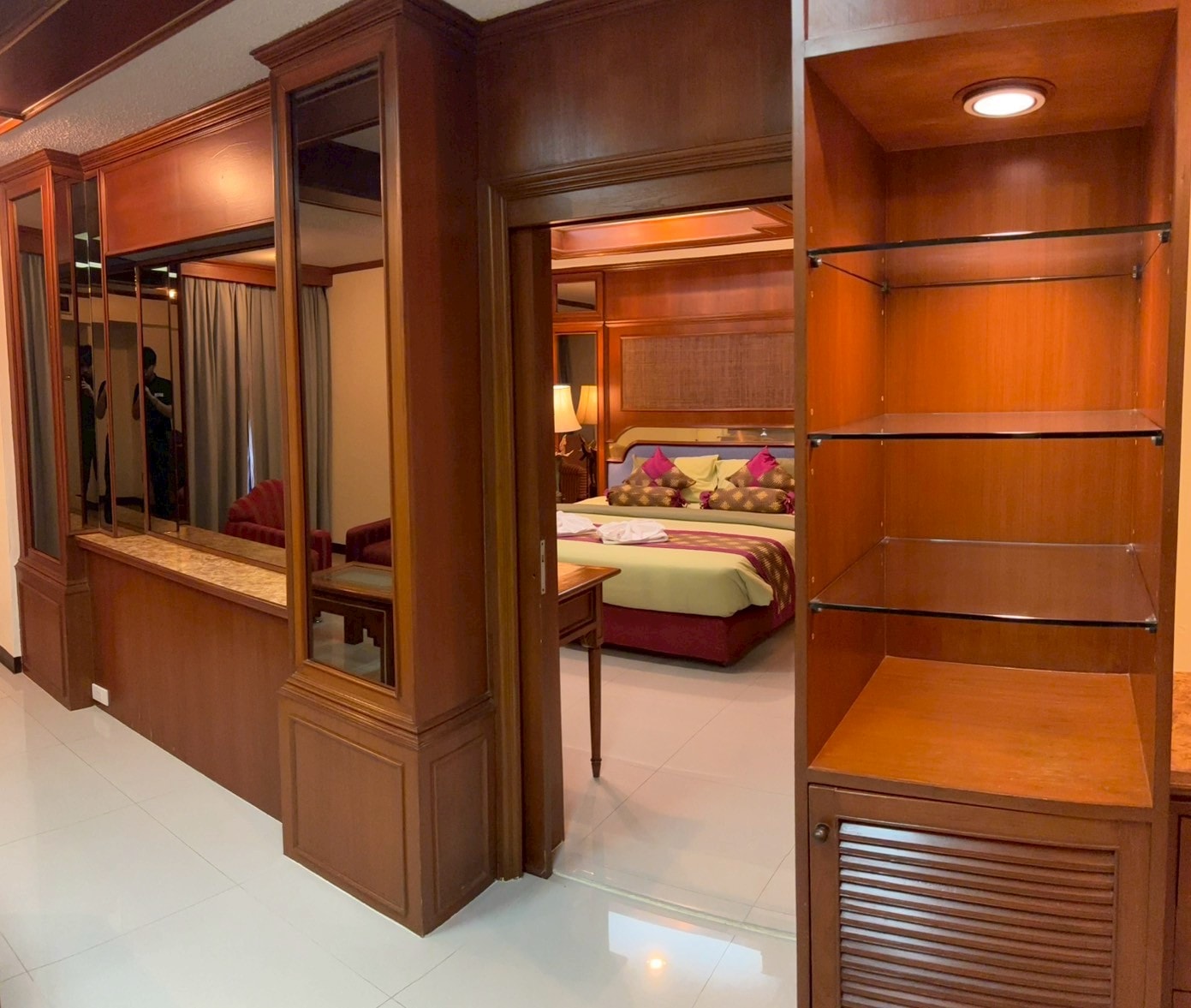 Camelot Hotel Pattaya - Tap to explore photos