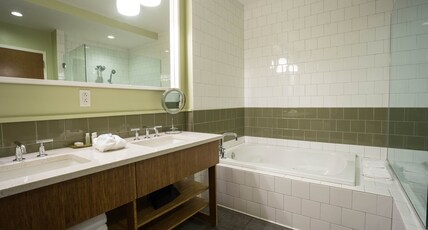 Hotel Indigo Athens - University Area Room Type - 1 King Suite Comm and Mobil Access Tub