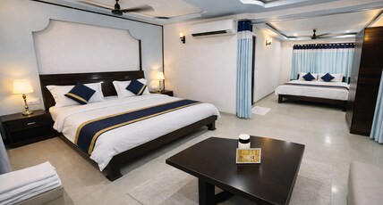 HOTEL ASHOKA (Nakki lake - 450 metre) Room Type - Four Beds Family AC Room HOTEL ASHOKA (Nakki lake - 450 metre) Room Type - Four Beds Family AC Room