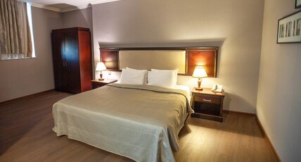 Ramada By Wyndham Room Type - 1 Queen Bed Suite