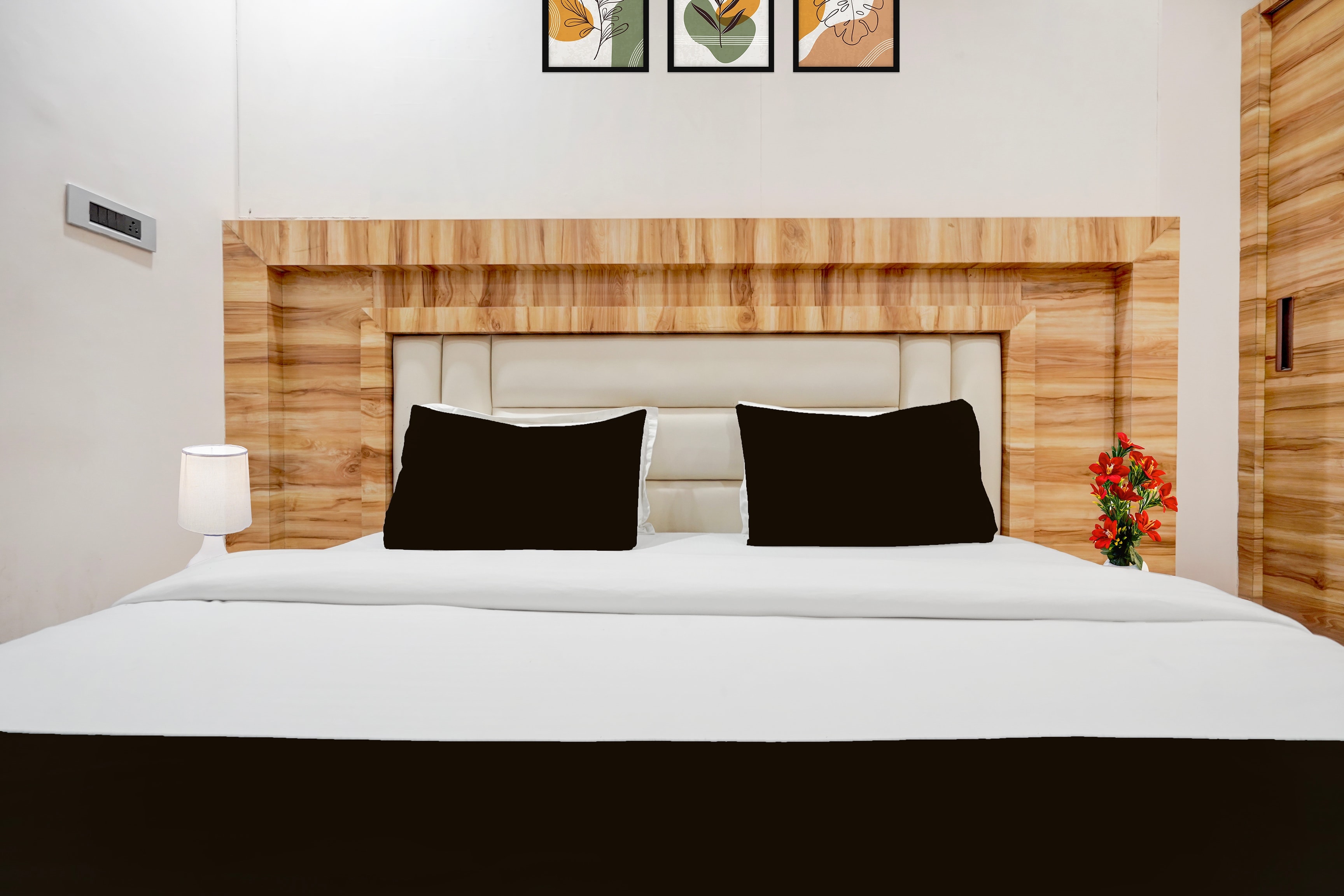 Super OYO Townhouse Oak CSJMU Kanpur Formerly Shree Dev Villa - Tap to explore photos