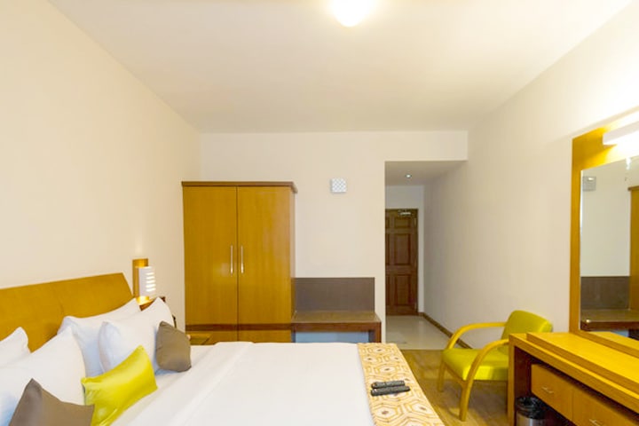 Hotel Meadows Residency - Tap to explore photos