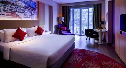 GRAND MERCURE BANDUNG SETIABUDI Room Type - Deluxe, balcony and pool view, 2 single beds