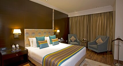 Golden Tulip Panchkula Room Type - Suite Room With Balcony and Bathtub