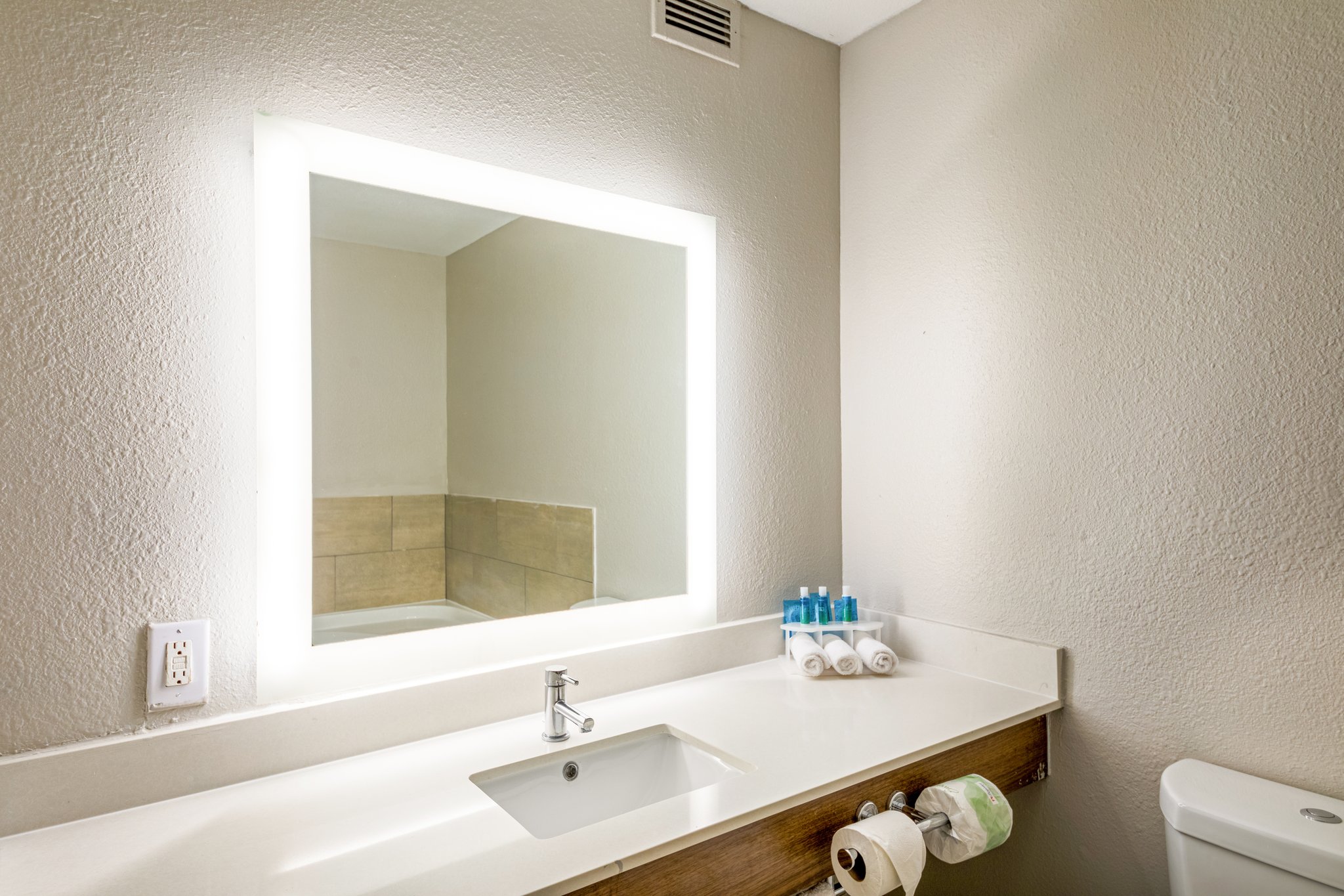 Holiday Inn Express & Suites COLUMBUS - Tap to explore photos