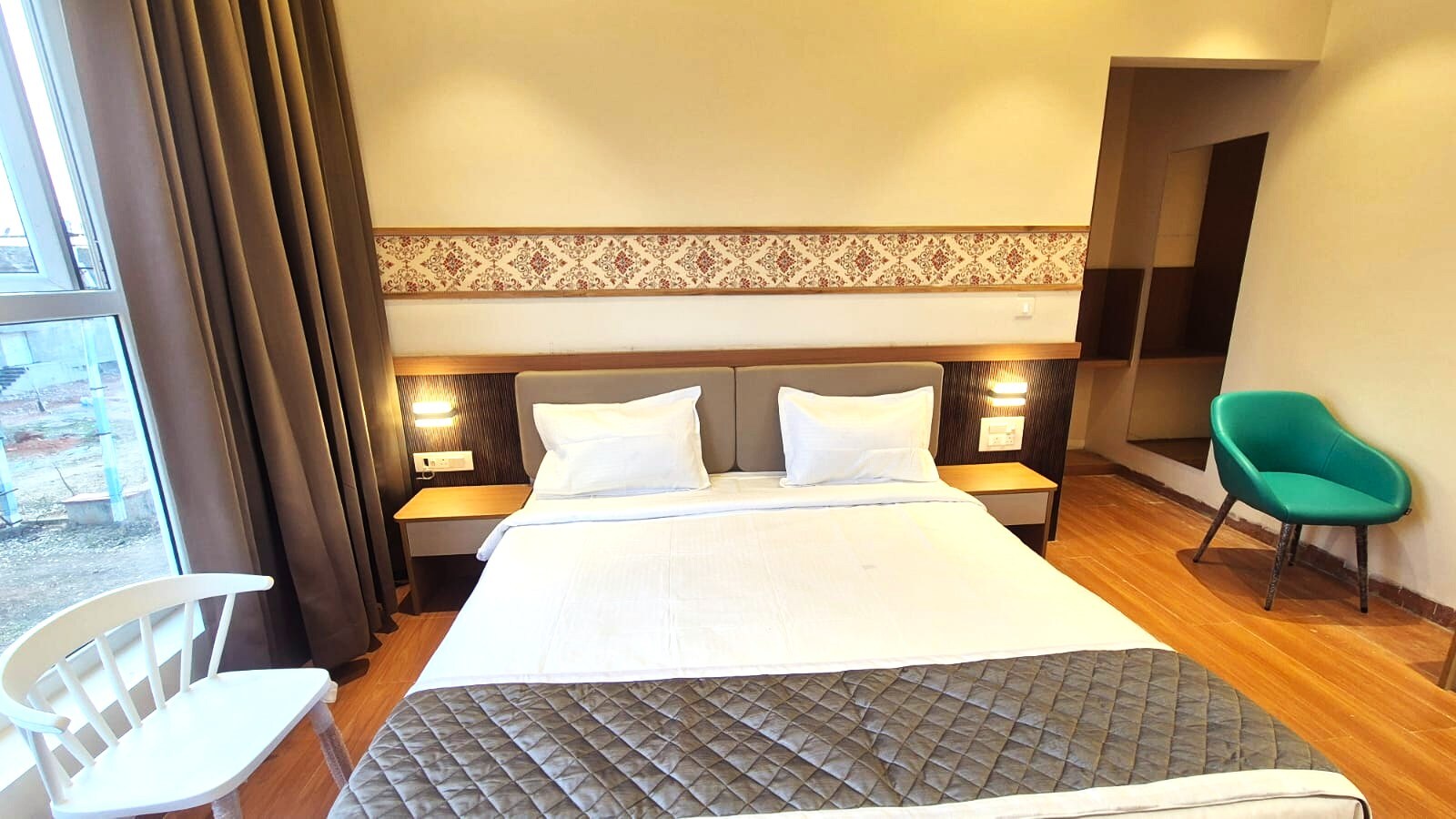 Hotel Antilia Inn - Tap to explore photos