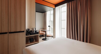 DoubleTree by Hilton Amsterdam Centraal Station Room Type - KING ROOM COURTYARD VIEW