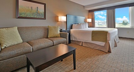 Best Western Pembroke Inn & Conference Centre Room Type - 1 King Bed, Non-Smoking, Executive Room, Sofabed, Bathrobe, Mini Fridge, Full Breakfast