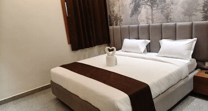 HOTEL THE PARADISE Room Type - Standard King Bed Room