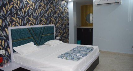 Hotel Highway Crown Room Type - Deluxe Suite with City View King Bed