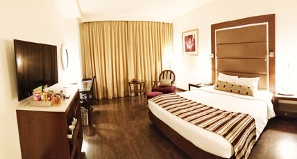 Royal Orchid Central Pune Room Type - Deluxe Room with Bathtub