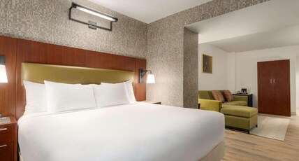 DoubleTree by Hilton New York Downtown Room Type - King Room with City View Non Smoking