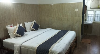 Hotel Saravanaa Boarding and Lodging Room Type - Deluxe Double AC