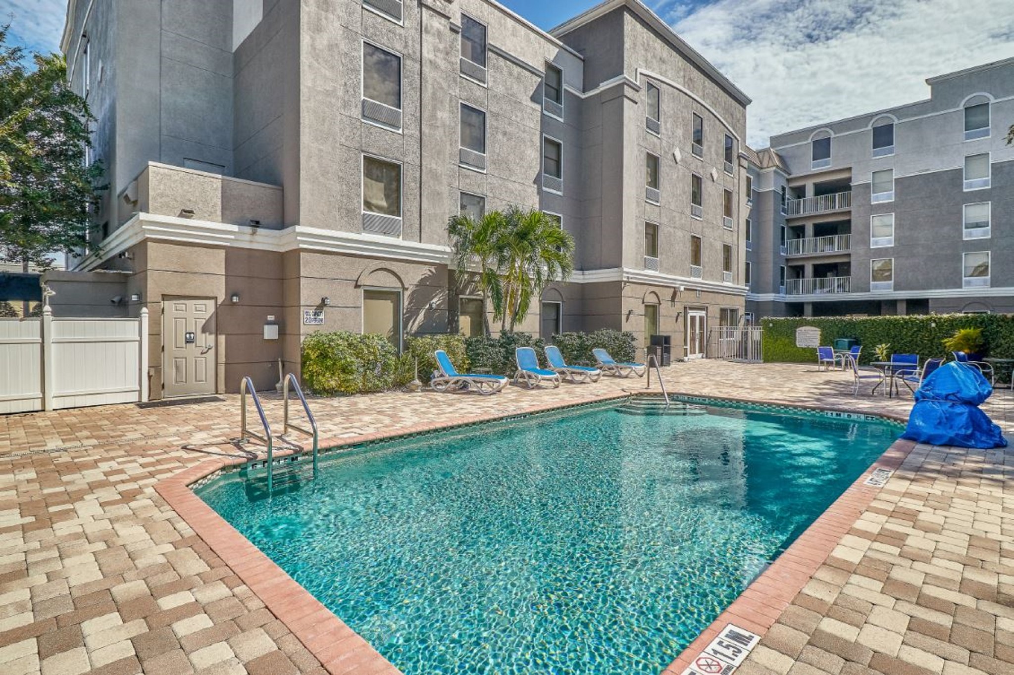 Holiday Inn Express Hotel & Suites Clearwater US 19 North - Tap to explore photos