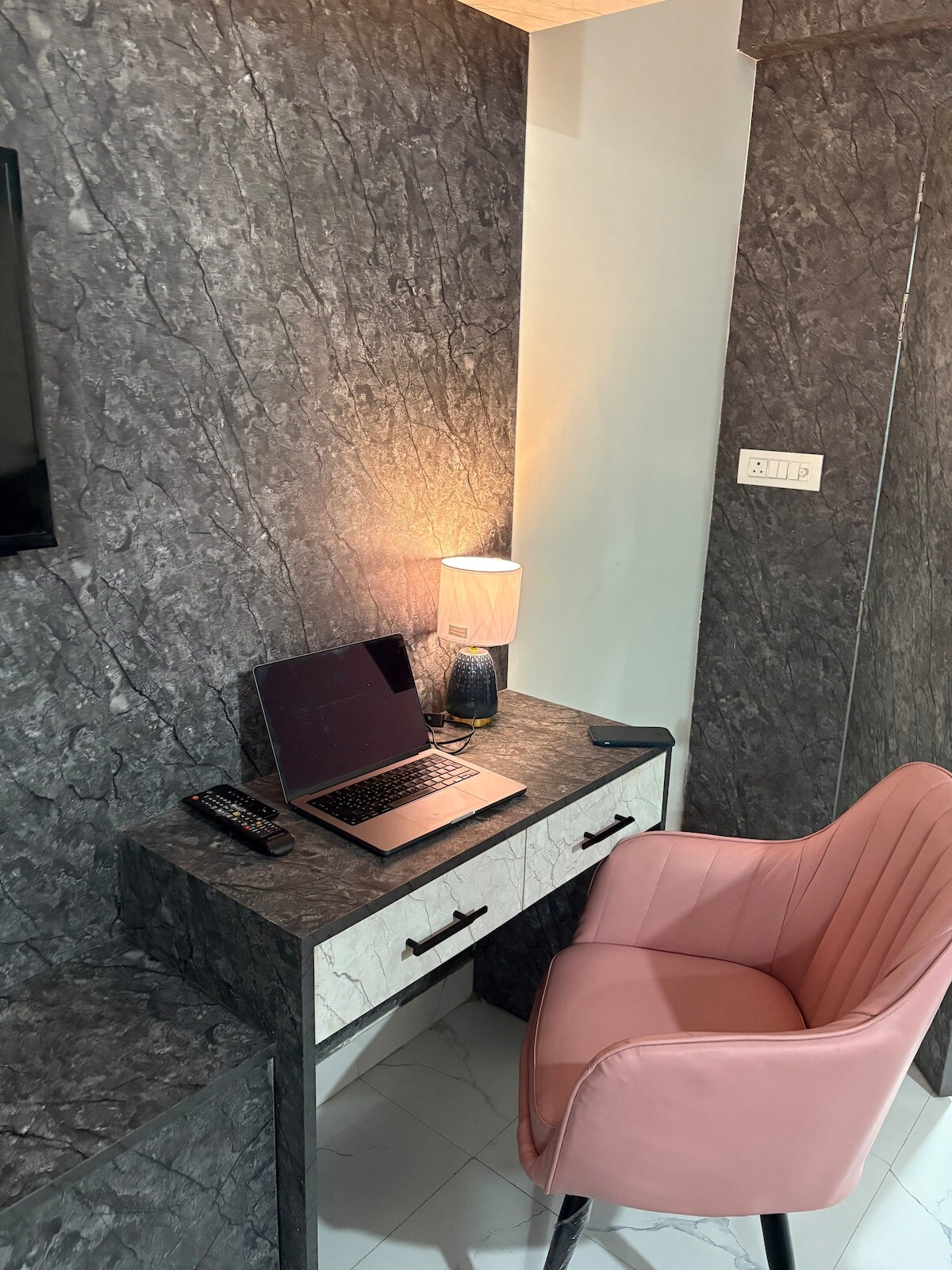 Elegant Studio Apt in West Delhi - Tap to explore photos