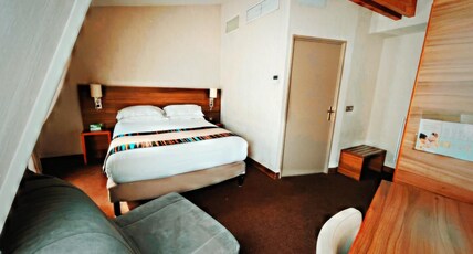 Holiday Inn Paris - Montmartre Room Type - 1 Queen 2 Single 2 Bedroom Suite