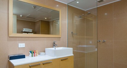 Best Western Plus Hovell Tree Inn Room Type - 1 Queen Bed, Non-Smoking, Standard Room, Walk In Shower, Pillow Top Mattress, Wi-Fi, Cable Tv