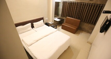 Hotel J B Room Type - Deluxe (3X)