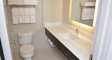 Holiday Inn Express & Suites WATERVILLE - NORTH Room Type - 2 Queen Standard