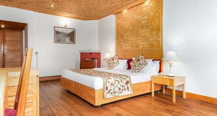 PAHALGAM HOTEL - RIVERSIDE LUXURY Room Type - Deluxe River View Room with Bathtub