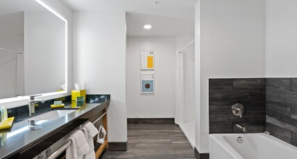 Hotel Indigo SEATTLE EVERETT WATERFRONT Room Type - 1 King Suite Mobil Access Roll Shwr
