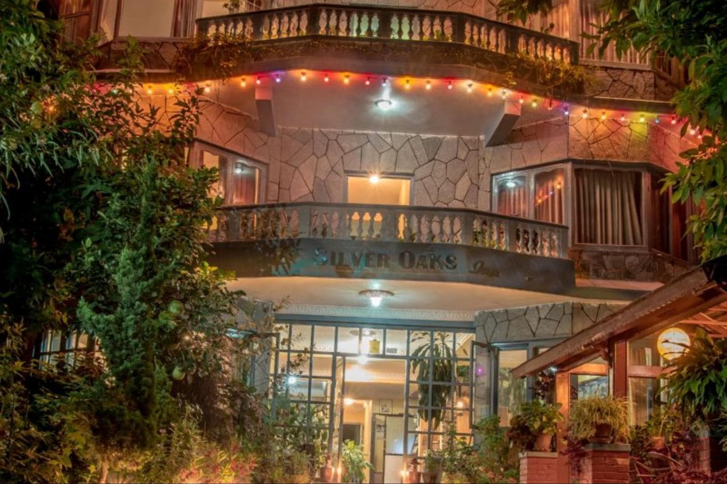 The Silver Oaks Inn - Tap to explore photos