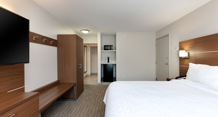Holiday Inn Express ALPHARETTA - ROSWELL Room Type - 1 King Standard Communications Mobility Accessible Tub